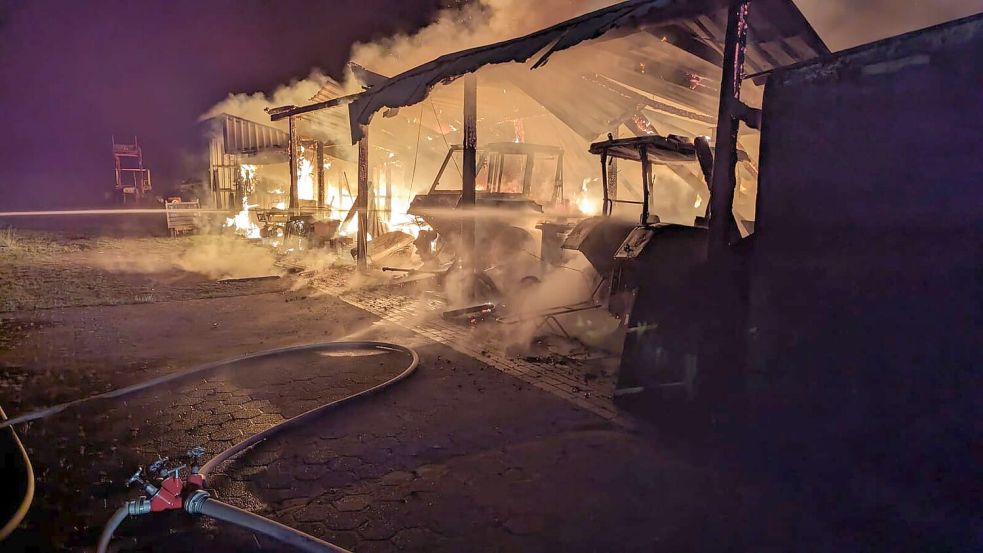 Als die Feuerwehren am Einsatzort eintrafen, stand der große Schuppen bereits in Vollbrand. Foto: Bruns/Feuerwehr