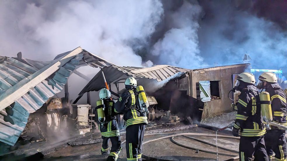 Zum Einsatz kamen auch sogenannte Einreißhaken, mit denen die Einsatzkräfte das Dach des Schuppens einrissen. Foto: Bruns/Feuerwehr