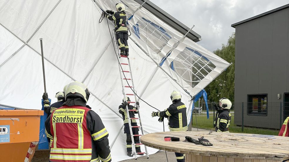 Mit Seilen sicherten die Feuerwehrleute das Zelt. Foto: Feuerwehr/Jannick Leerhoff