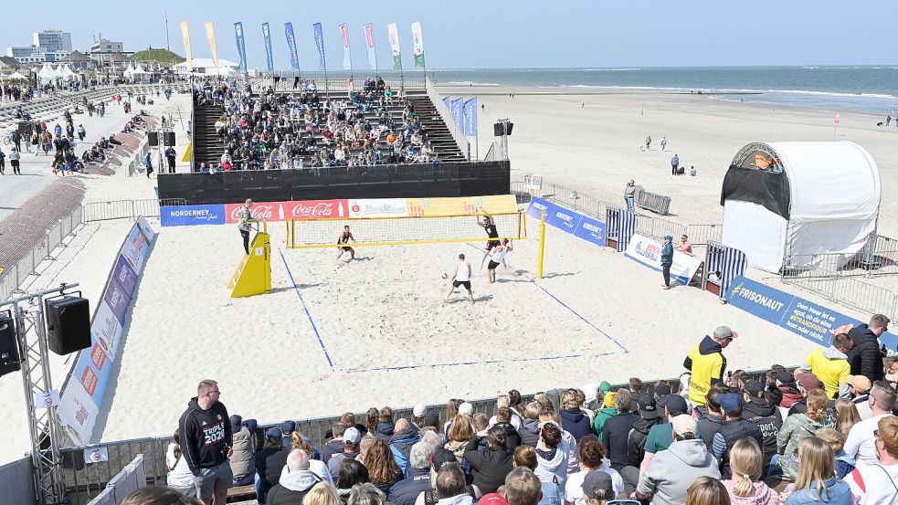 Auf Norderney gibt es Beachvolleyball und Partys. Foto: Penning/dpa-Archiv