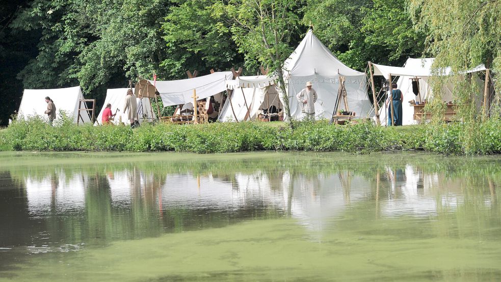 Am Dorfteich in Timmel siedelt sich ein mittelalterliches Heerlager an. Foto: Ortgies/Archiv