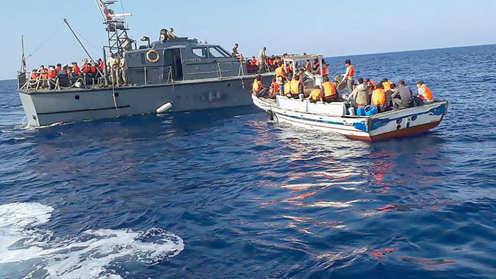 Ein Schiff der libanesischen Marine stoppt ein Boot mit mehr als 100 Geflüchteten vor der Küste. Immer mehr geflüchtete Syrer verlassen den Libanon und versuchen, nach Zypern zu gelangen. Foto: picture alliance/dpa/Lebanese army