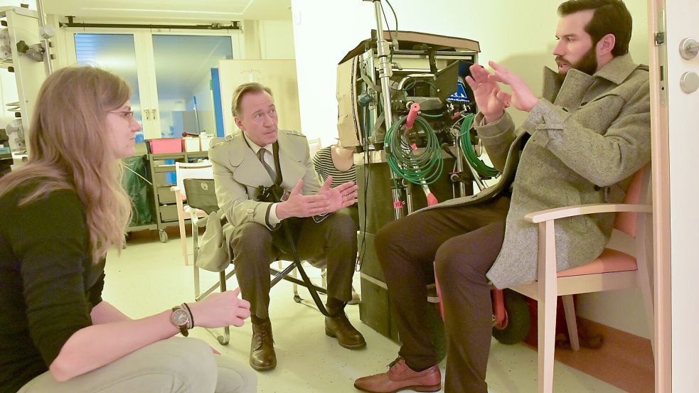 Auch im Klinikum fiel die Klappe: Regisseurin Ilka Sparringa (von links) bespricht mit Schauspieler Stephan Böttcher sowie Hauptdarsteller und Co-Autor Friedrich Bochröder eine Szene. Foto: Ortgies