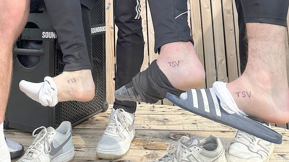 Am Fuß und am Oberschenkel ließen sich manche Spieler ein „TSV“ tätowieren. Foto: Privat