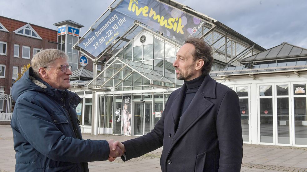 Endlich handelseinig: Im Herbst 2023 besiegelten Bürgermeister Horst Feddermann (links) und Carsten Dreyer von der Firma Extrablatt vor der Markthalle per Handschlag die Zusammenarbeit. Foto: Archiv/Ortgies