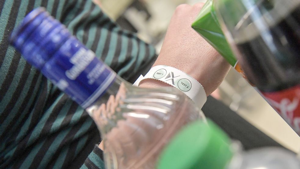 Sie sollen helfen, K.o.-Tropfen in Getränken zu erkennen. Doch wie viel Sicherheit können die Testarmbänder tatsächlich geben? Foto: Ortgies