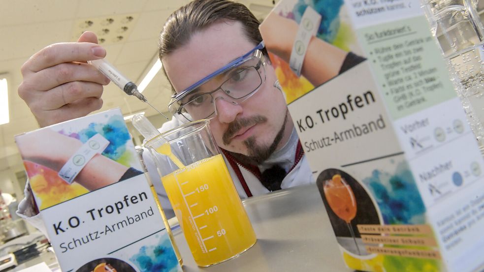 Jan Zuidema füllt eine der Testsubstanzen in den vorbereiteten Vodka-O. Foto: Ortgies