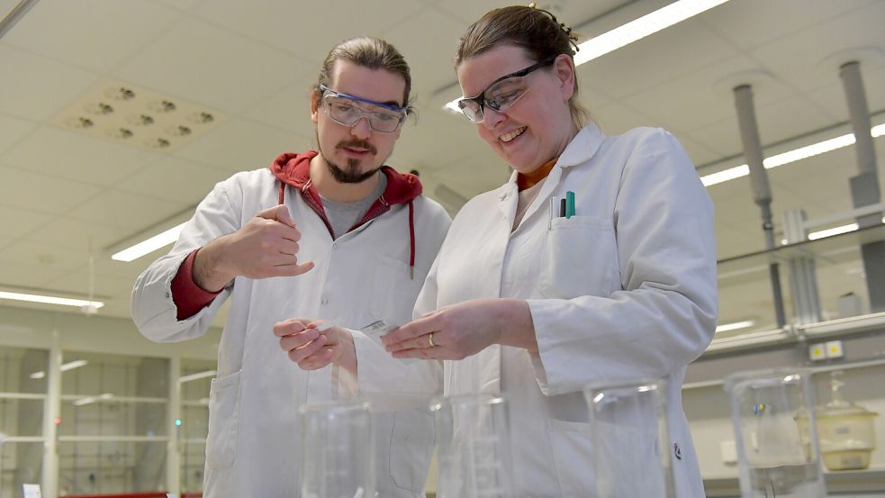 Der Student Jan Zuidema (links) und Dr. Julia Reimer von der Hochschule Emden/Leer besprechen die Testergebnisse. Foto: Ortgies