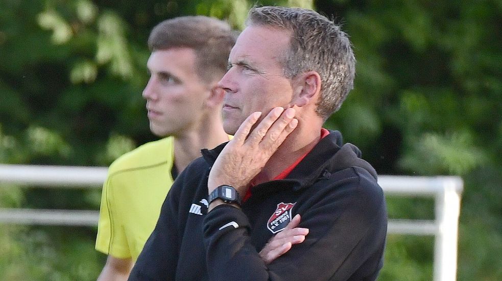 Holtlands Trainer Stefan Marx blickt gespannt nach Wiesmoor. Archivfoto: Damm