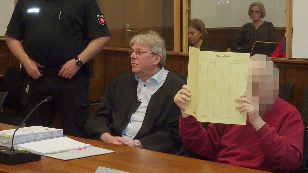 Beim Prozessauftakt verbarg der Angeklagte sein Gesicht. Foto: Luppen