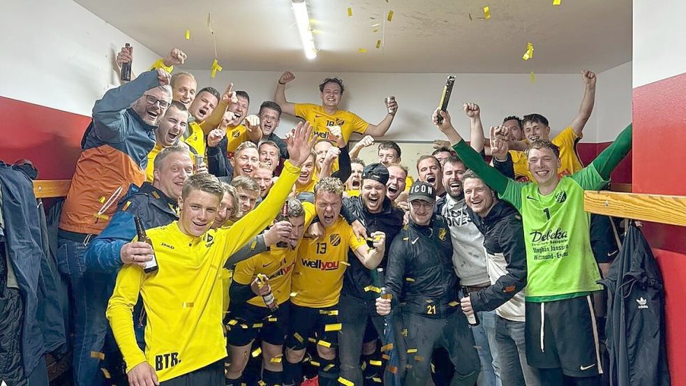Nach dem Sieg in Jemgum begannen die langen Feierlichkeiten des TuS Weene noch in der Kabine. Foto: Privat
