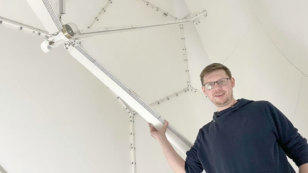Felix Wendel zeigt, wie es im Inneren des Wetterradars aussieht. Foto: Nording