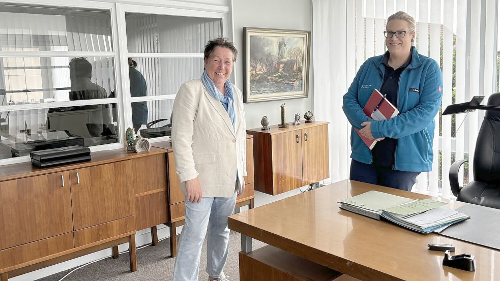 Ilona Eilts (links) und Inga Graber stehen in den Filmkulissen der Ostfriesen-Krimis. Auch die können die Museumsbesucher künftig besichtigen. Foto: Rebecca Kresse