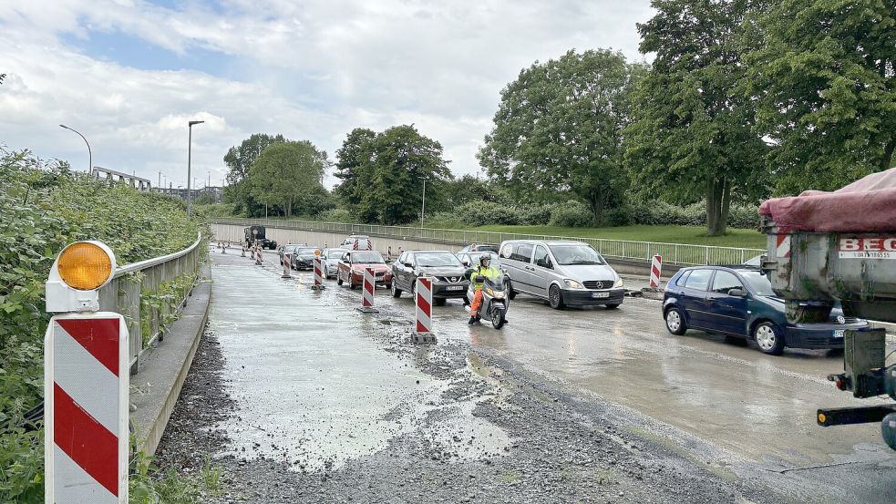 Die Trogstrecke ist eine wichtige Verkehrsachse in Emden in Richtung Hafen. Foto: Hanssen