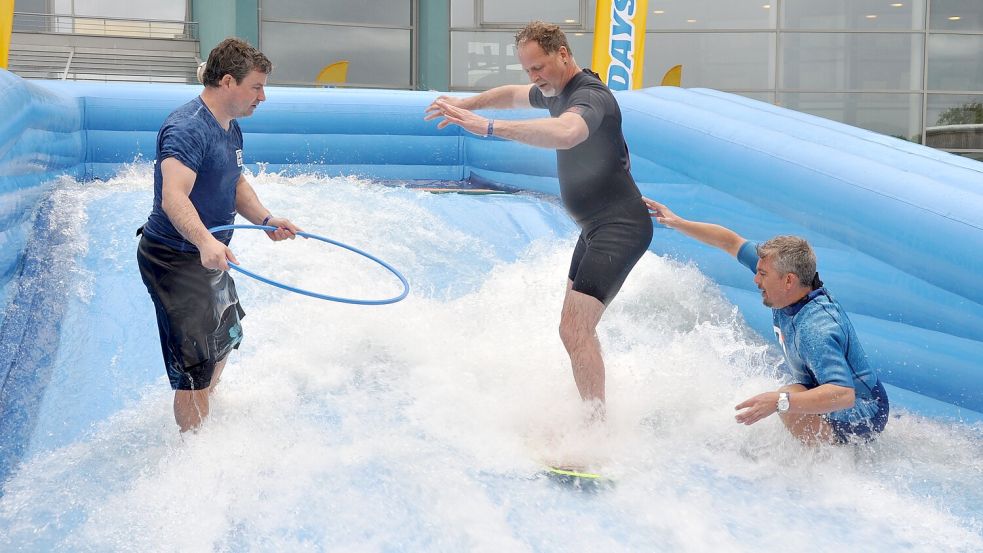 Holger Dräger von der Jugendpflege Esens testet die mobile Surfwelle. Er plant, hier demnächst mit Jugendgruppen aus der Samtgemeinde Esens herzukommen, damit die Kinder und Jugendlichen aufs Brett steigen können. Foto: Ullrich