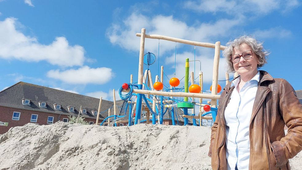 "Keine 08/15-Ware": Petra Bötcher vor einem der neuem Spielgeräte. Foto: Ferber