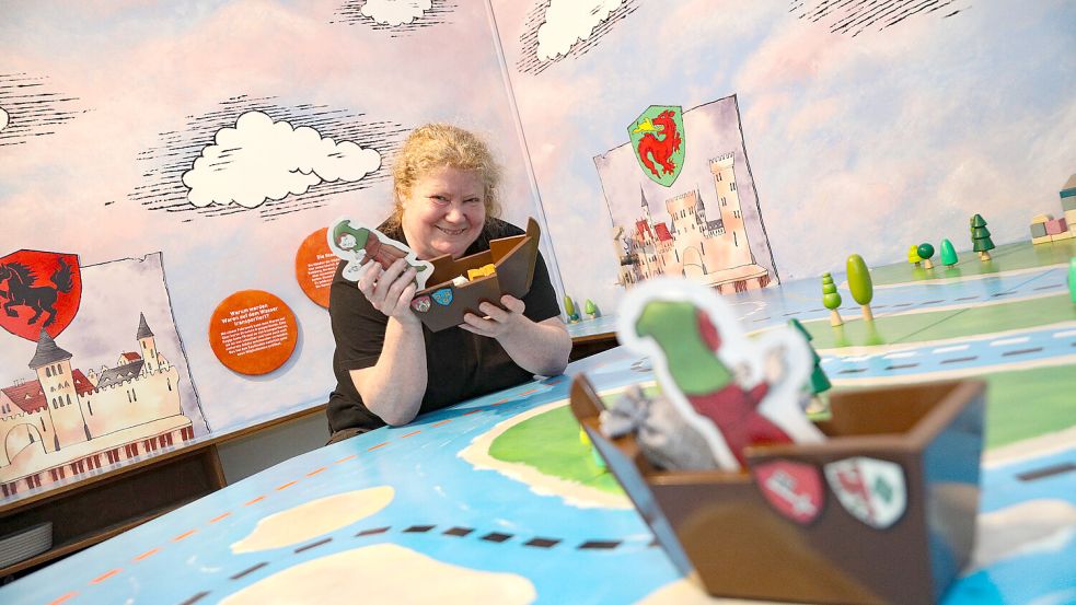 Museumsmitarbeiterin Katja Braasch mit einem der kleinen Schiffe. Mit denen kann gleich im ersten Ausstellungsraum gespielt werden. Foto: Romuald Banik
