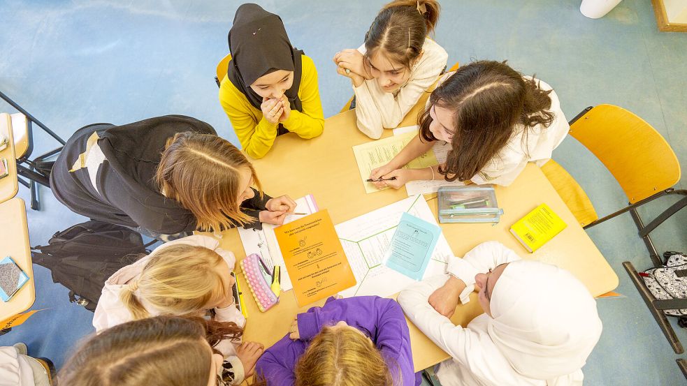 Gemeinsam statt getrennt: Integration soll im Schulunterricht auch Sprachbarrieren überwinden. Foto: dpa