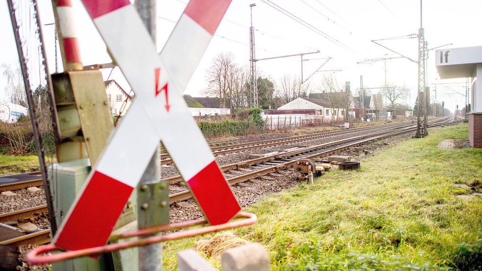 Den Bahnübergang bei Ihrhove soll künftig die sogenannte Wunderline passieren. Foto: H.C. Dittrich/DPA