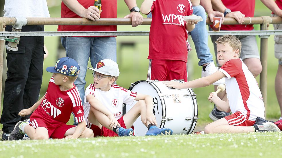 Die Nachwuchsfans des TV Bunde II wollen ihr Team am Samstag zum Titelgewinn „treiben“. Foto: Doden/Emden