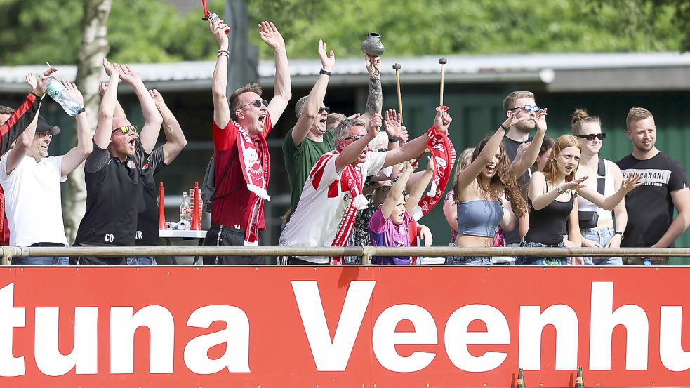 Die Veenhuser Fans hoffen noch auf die Meisterschaft. Foto: Doden/Emden