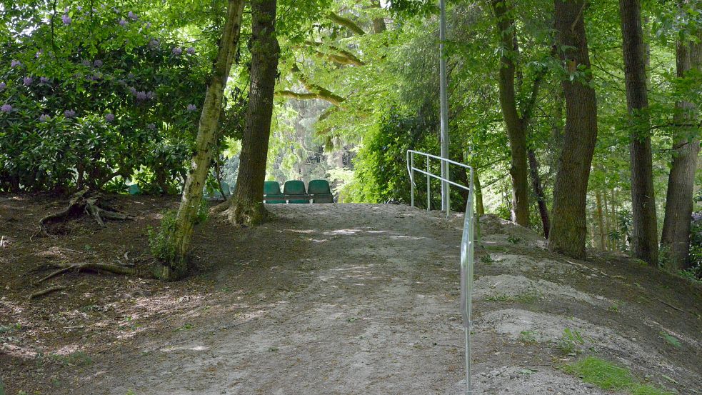 Die Aufgänge zu den oberen Sitzreihen wurden mit Geländern gesichert. Foto: Hanz
