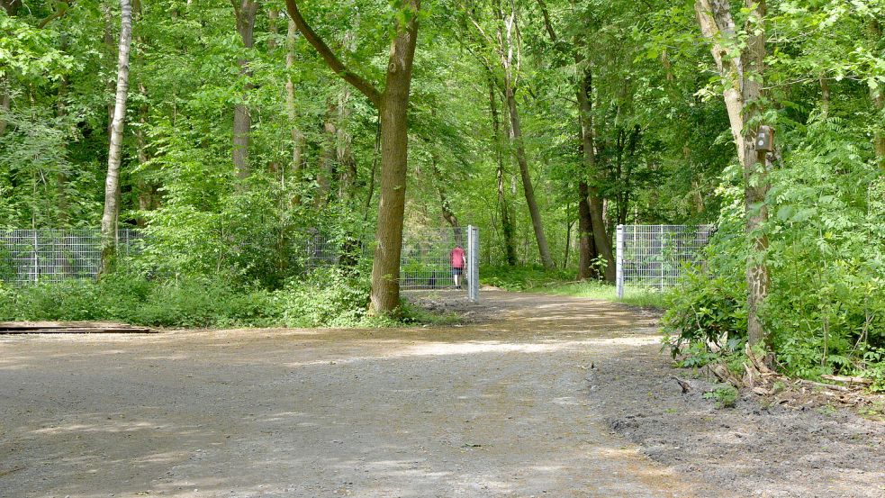 Der Zaun, der den hinteren Bereich abtrennt, ist umstritten. Noch ist er für Spaziergänger offen. Foto: Hanz