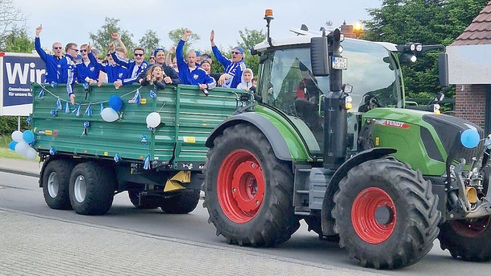 Nach einem 4:0-Sieg in Suurhusen ist auch der TuS Holtriem in die Bezirksliga aufgestiegen. Nach der Rückkehr nach Westerholt wurde der große Erfolg unter anderem mit einer Treckerfahrt gefeiert. Foto: Privat