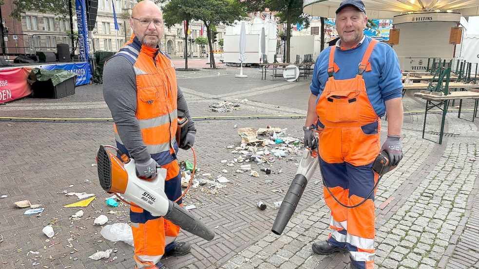 Jeden Tag im Reinigungseinsatz: Stefan Schütte und Rolf Janssen vom BEE. Foto: Schuurman