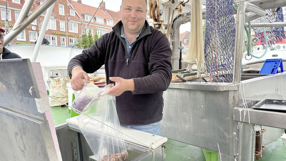 Literweise fangfrischen Granat eingetütet und verkauft: Siegfried Looden. Foto: Schuurman