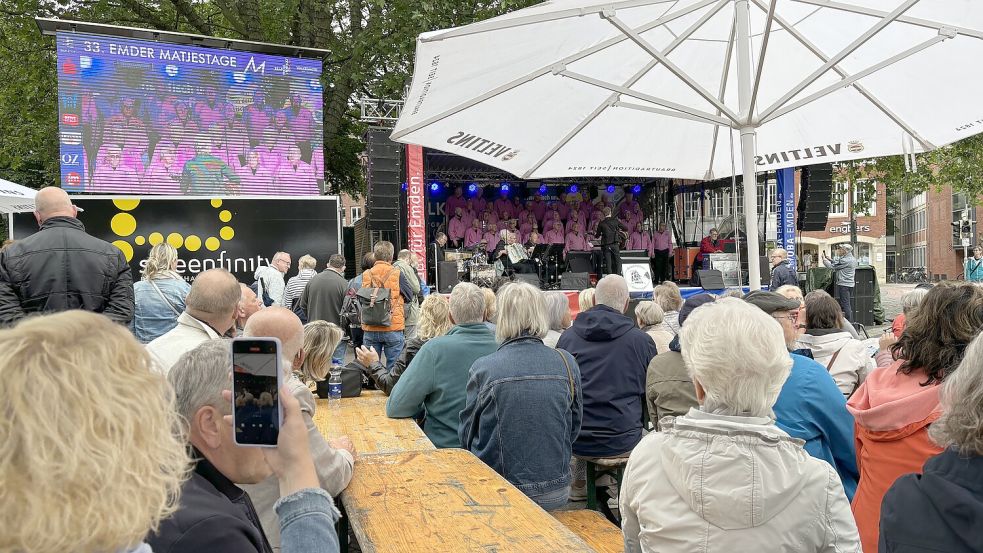 Tagsüber Shantys, abends Band oder Public Viewing: Vor der Bühne im Stadtgarten war immer was los. Foto: Schuurman