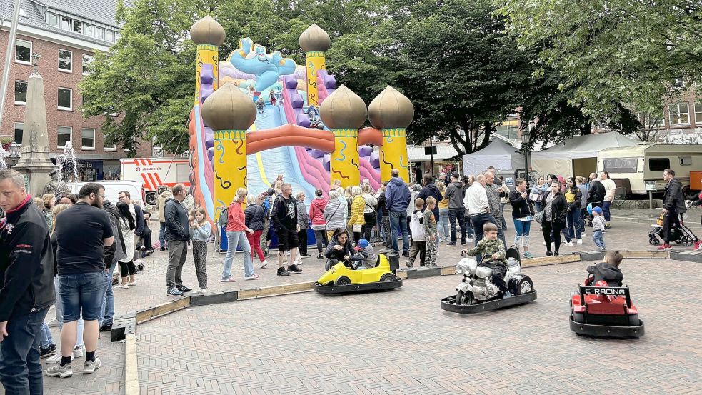 Auch für die Kinder ein Fest: Hüpfburg und Co. im Stadtgarten. Foto: Schuurman