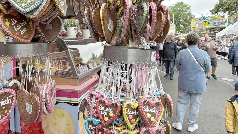 Und das gehört zur Kirmes auch dazu: Lebkuchenherzen und anderes Zuckerwerk. Foto: Schuurman