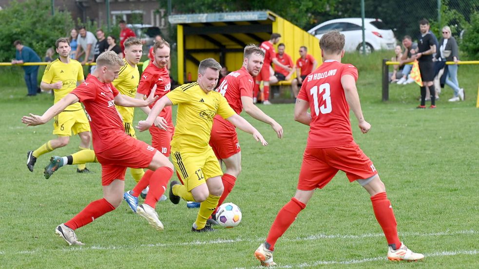 Nach einer Heimniederlage gegen den SV Holtland war der TuS Strudden am 26. Mai sportlich abgestiegen. Jetzt gibt es noch eine Chance. Foto: Steenhoff