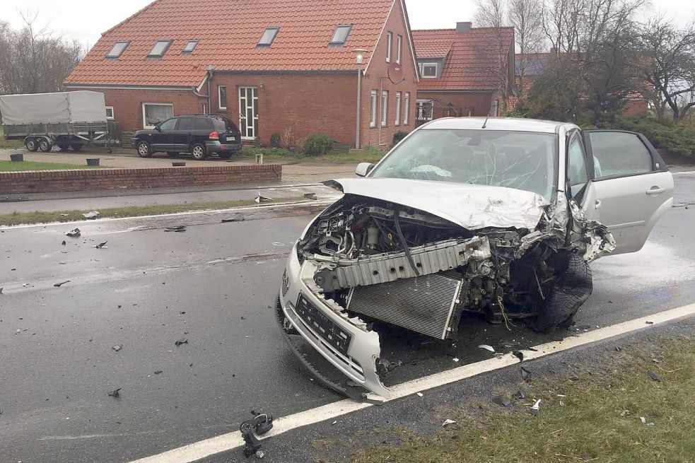 Völlig zerstört wurde die Front des silbernen Ford. Bild: Leuchters