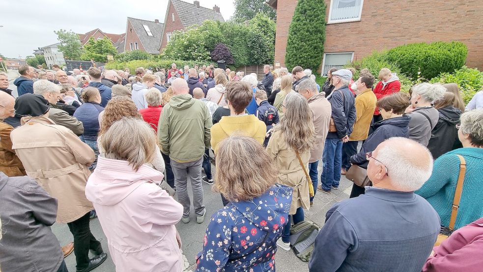 Rund 150 Menschen waren zur Verlegung am Sonntag gekommen. Foto: Bothe