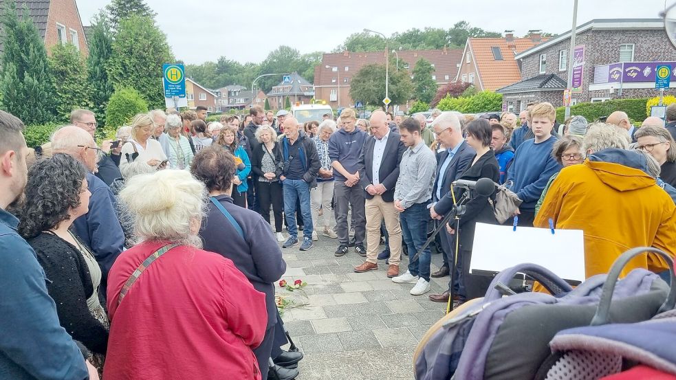 Im Anschluss wurden Rosen an den Stolpersteinen niedergelegt – unter anderem von Bürgermeister Claus-Peter Horst und Landrat Matthias Groote. Foto: Bothe