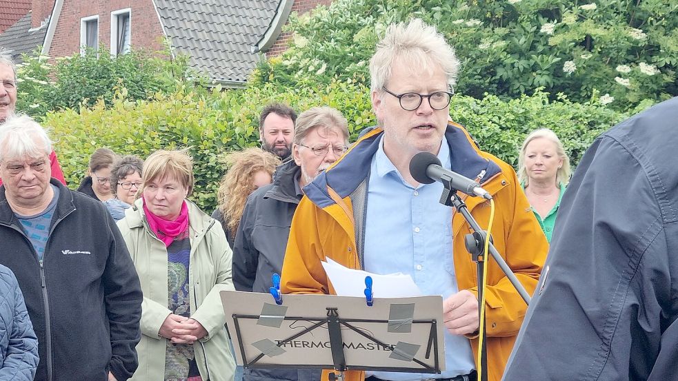 Der Sprecher der Initiativgruppe, Bernd-Volker Brahms, konnte auch Angehörige der Verstorbenen oder Vertriebenen begrüßen. Foto: Bothe