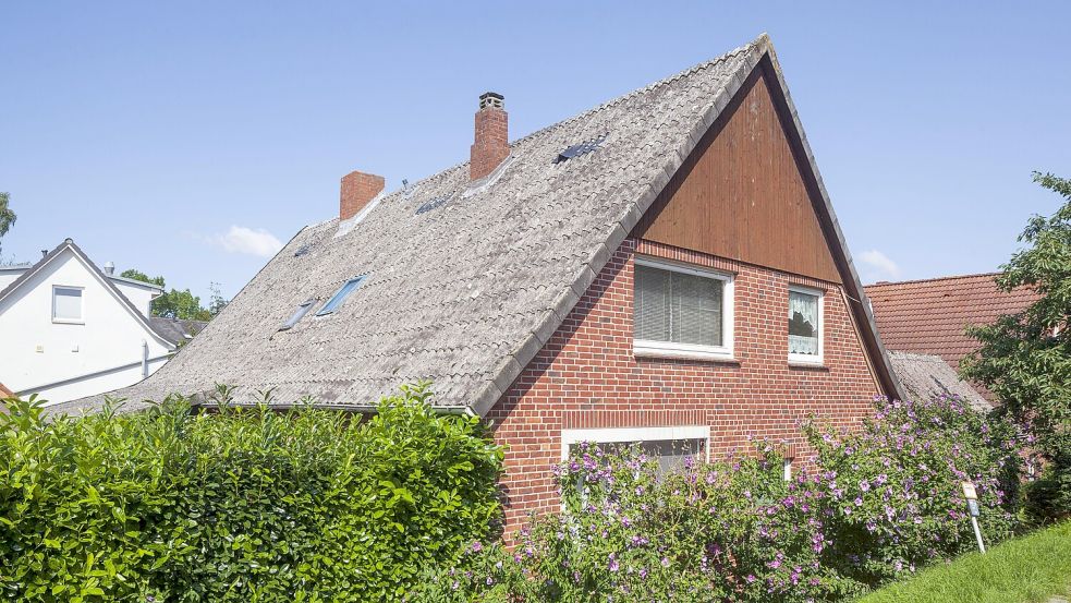 Nicht jedes vererbte Haus ist gleich bezugsfertig. Oft verstecken sich hinter den Mauern hohe Renovierungskosten. Foto: Imago/imagebroker