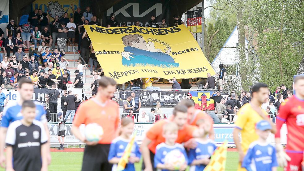 Das Banner im Hintergrund, das Atlas-Fans beim Fußballderby gegen Kickers Emden ausrollten, hatte ein Nachspiel vor dem Sportgericht. Foto: Doden