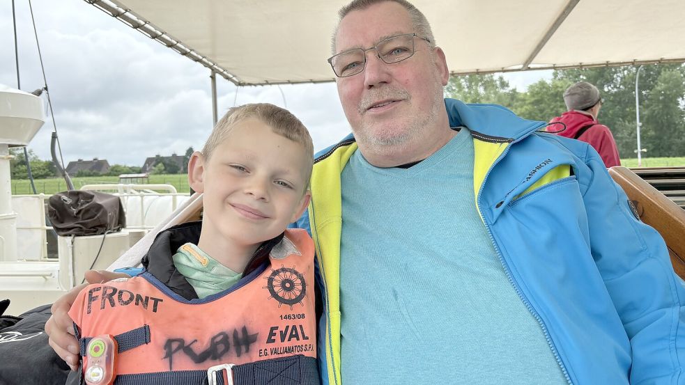 Klaus Dirks und sein Enkel Mats. Foto: Hock
