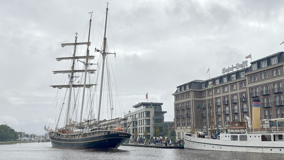 Die „Gulden Leeuw“ beim Anlegen im Emder Delft. Foto: Weiden