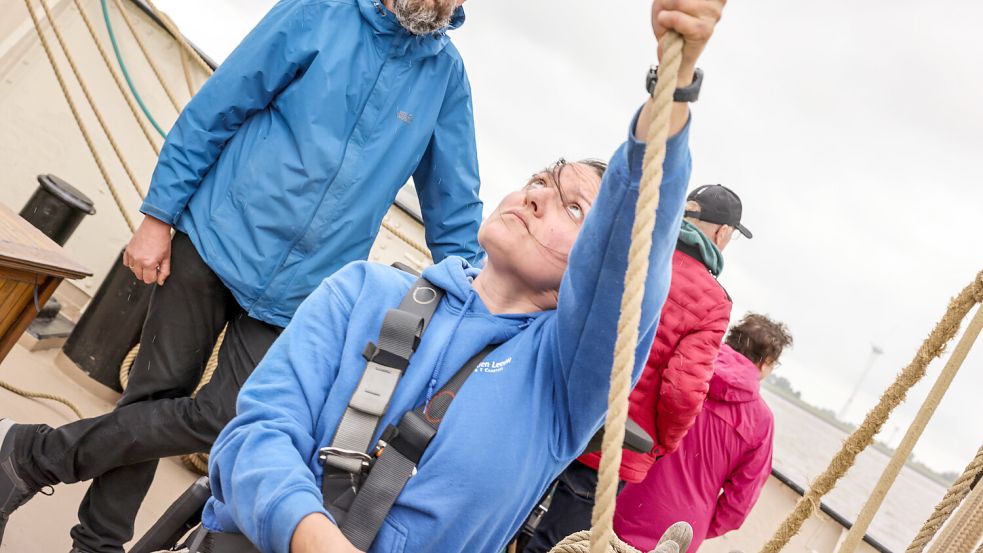 Volle Konzentration: Bootsfrau Kasia aus Polen beim Segelsetzen. Foto: Hock