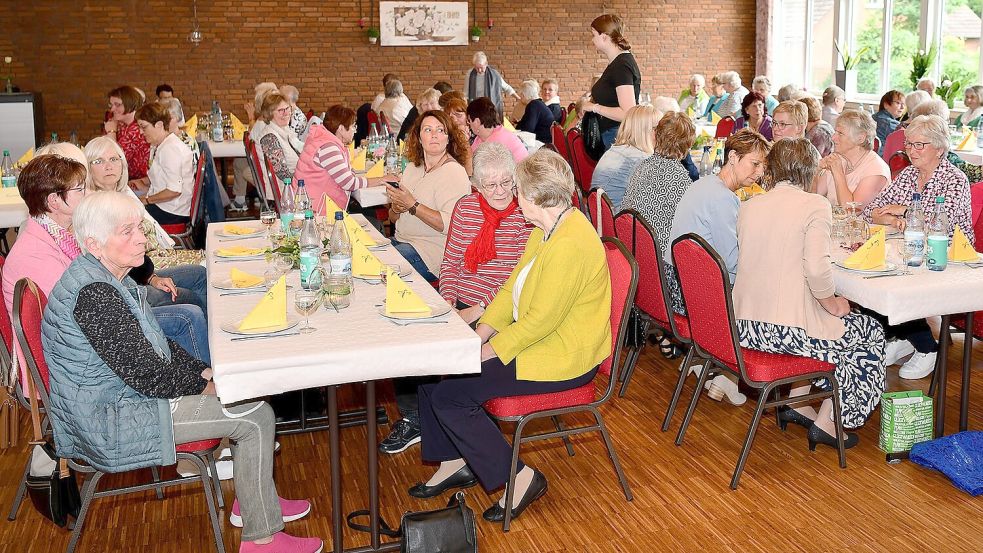Die Mitglieder des Landfrauenvereins Holtland, die zur Jubiläumsfeier gekommen waren, hatten einander viel zu erzählen. Fotos: Stromann