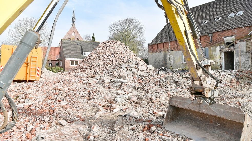 Beim Hinter Kirchgang liegt noch immer Schutt. Dieses Foto ist im März entstanden. Foto: Wagenaar