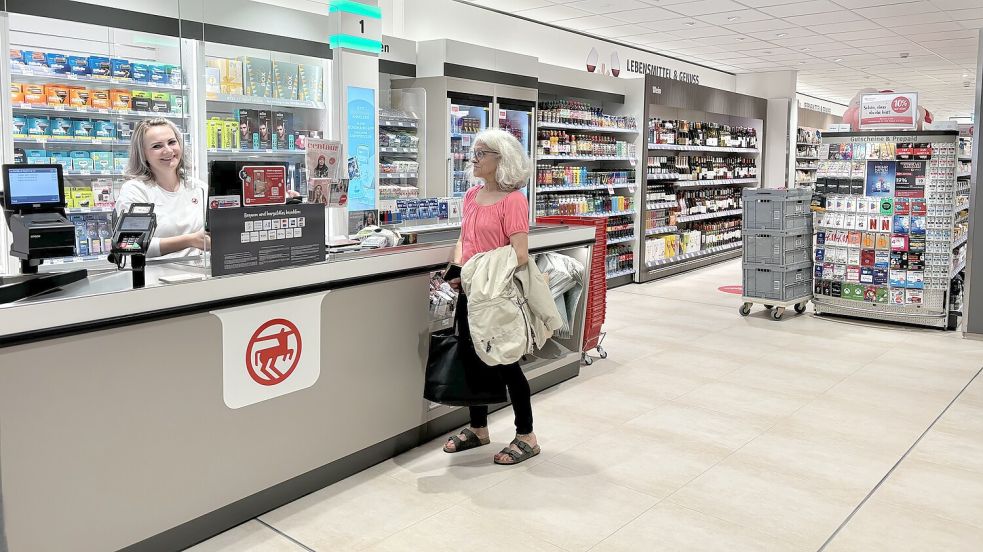 An der herkömmlichen Kasse: Swetlana Kerner freut sich über ihren neuen, hellen Arbeitsplatz. Foto: Schuurman