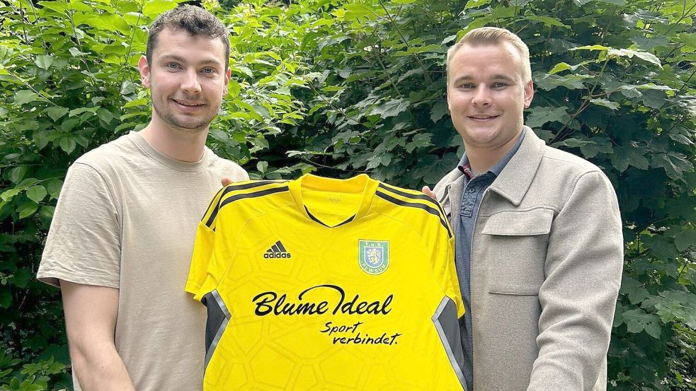 Joachim Groenewold (links) trägt zur Freude von Trainer Jonas Petersen bald das TuS-Trikot. Foto: Privat