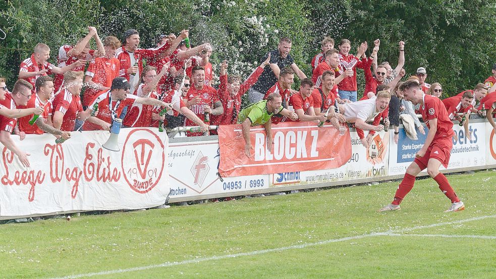Nach dem 2:0 von Bundes Erik Dreesmann gab es kein Halten mehr auf und neben dem Platz. Fotos: Lohmann