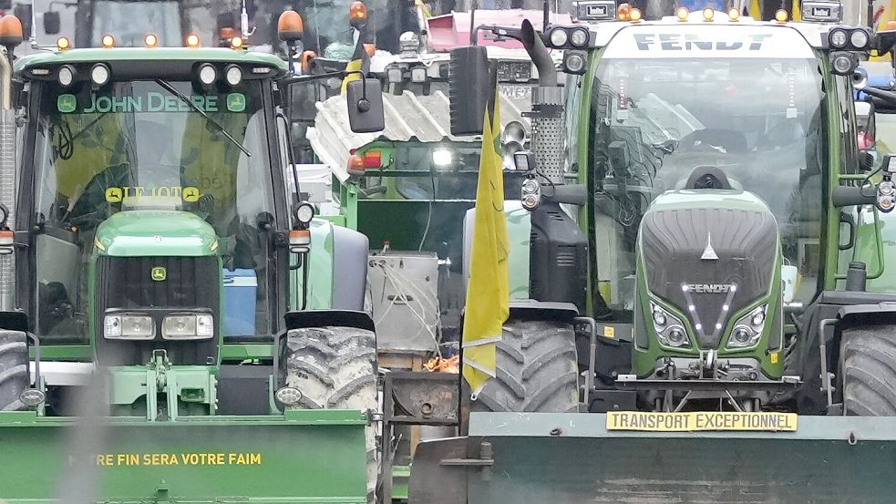 Landwirte kommen mit ihren Traktoren während einer Demonstration in der Nähe des Brüsseler Europaviertels an. Foto: Mayo/AP/DPA