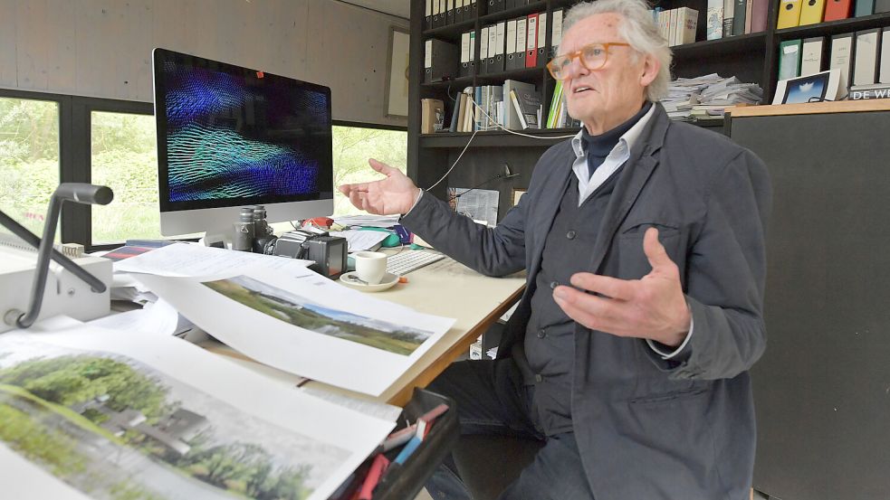 In seinem Büro mit Blick auf den Hessepark in Weener heckt der aus den Niederlanden stammende Architekt Jan Timmer immer wieder neue Wohnprojekte aus. Foto: Ortgies